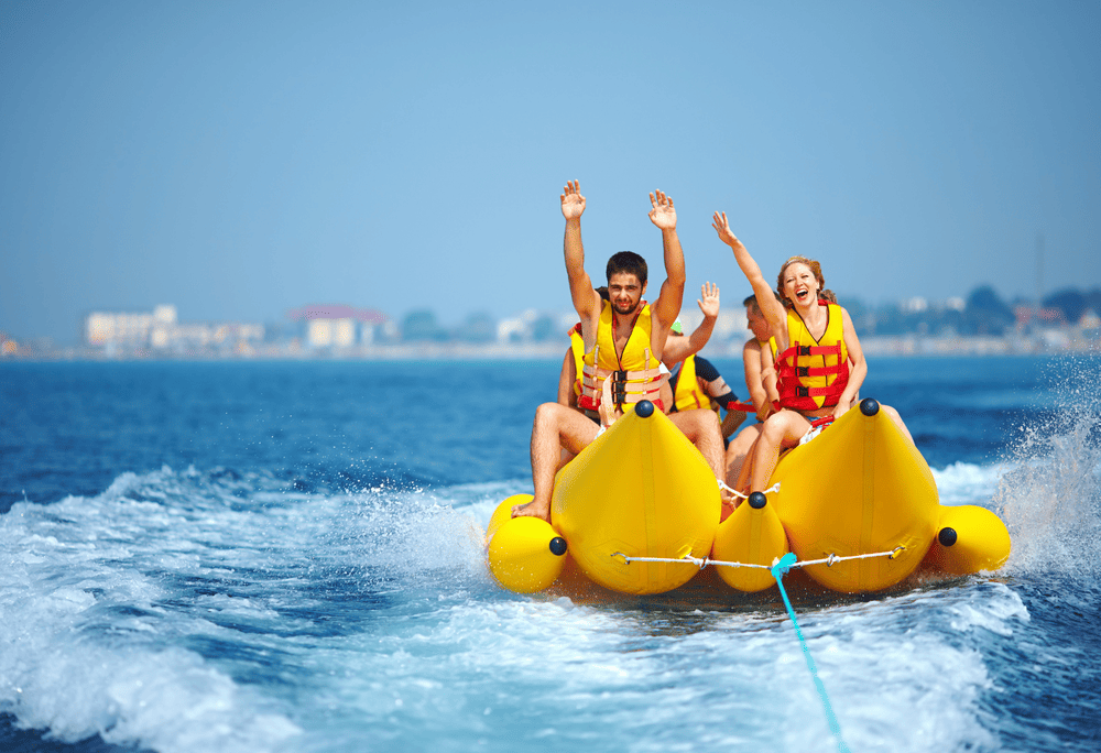 The Banana Boat Ride is a favorite activity among groups of young travelers visiting My Khe Beach (Source: Canva)